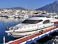 Mootorboot im Hafen