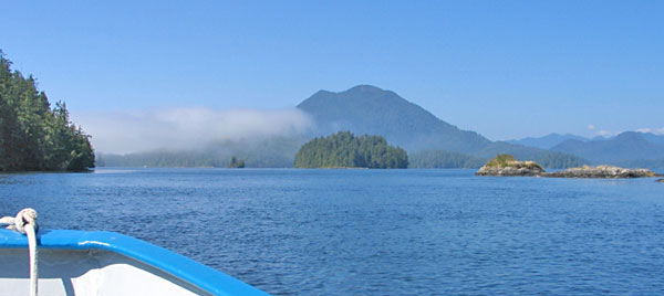 See mit Inseln, Bergen und Wolken